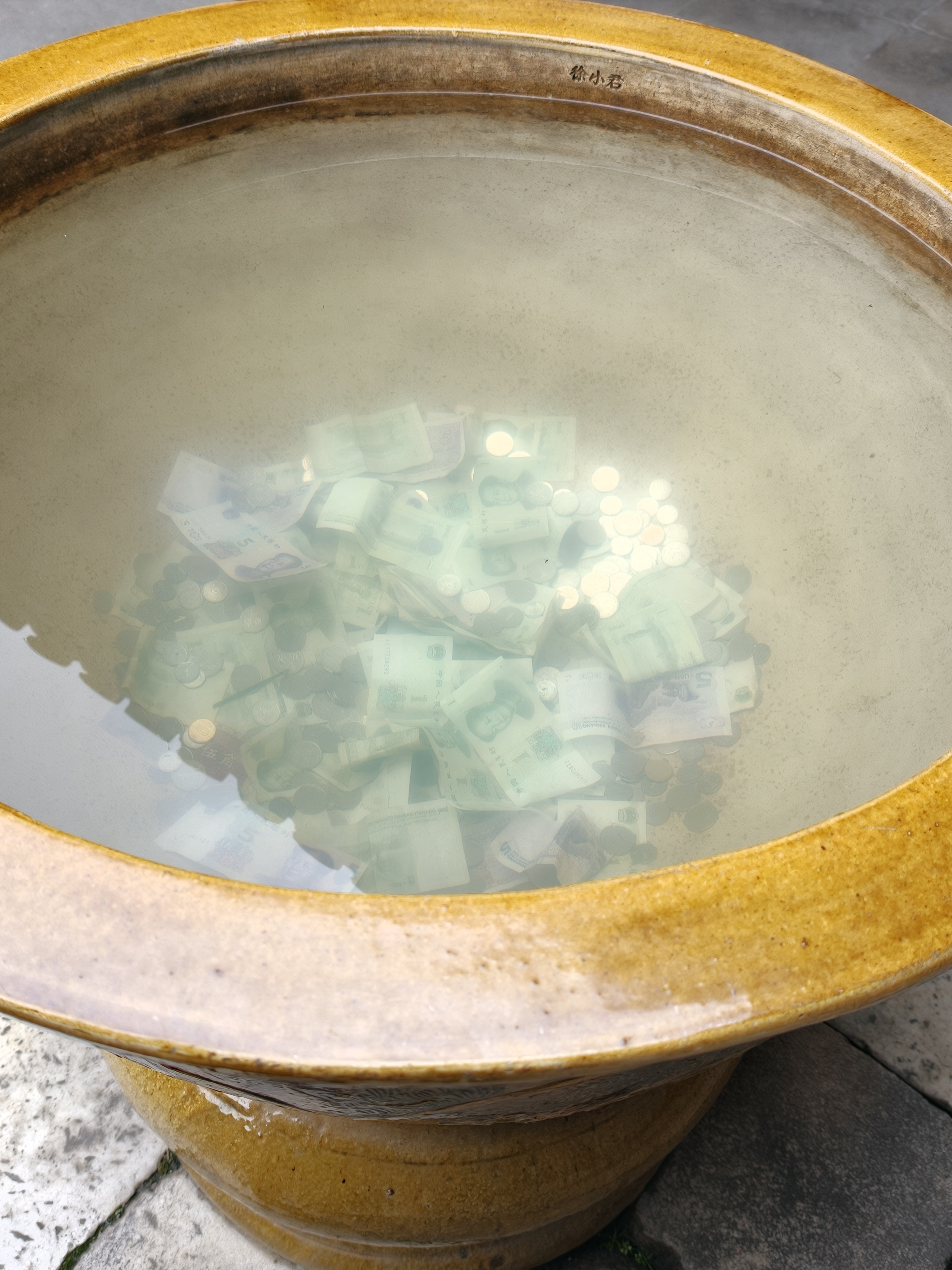 四处扔硬币零钱这件事情是怎么做到全国统一的？我甚至怀疑是景区做的局