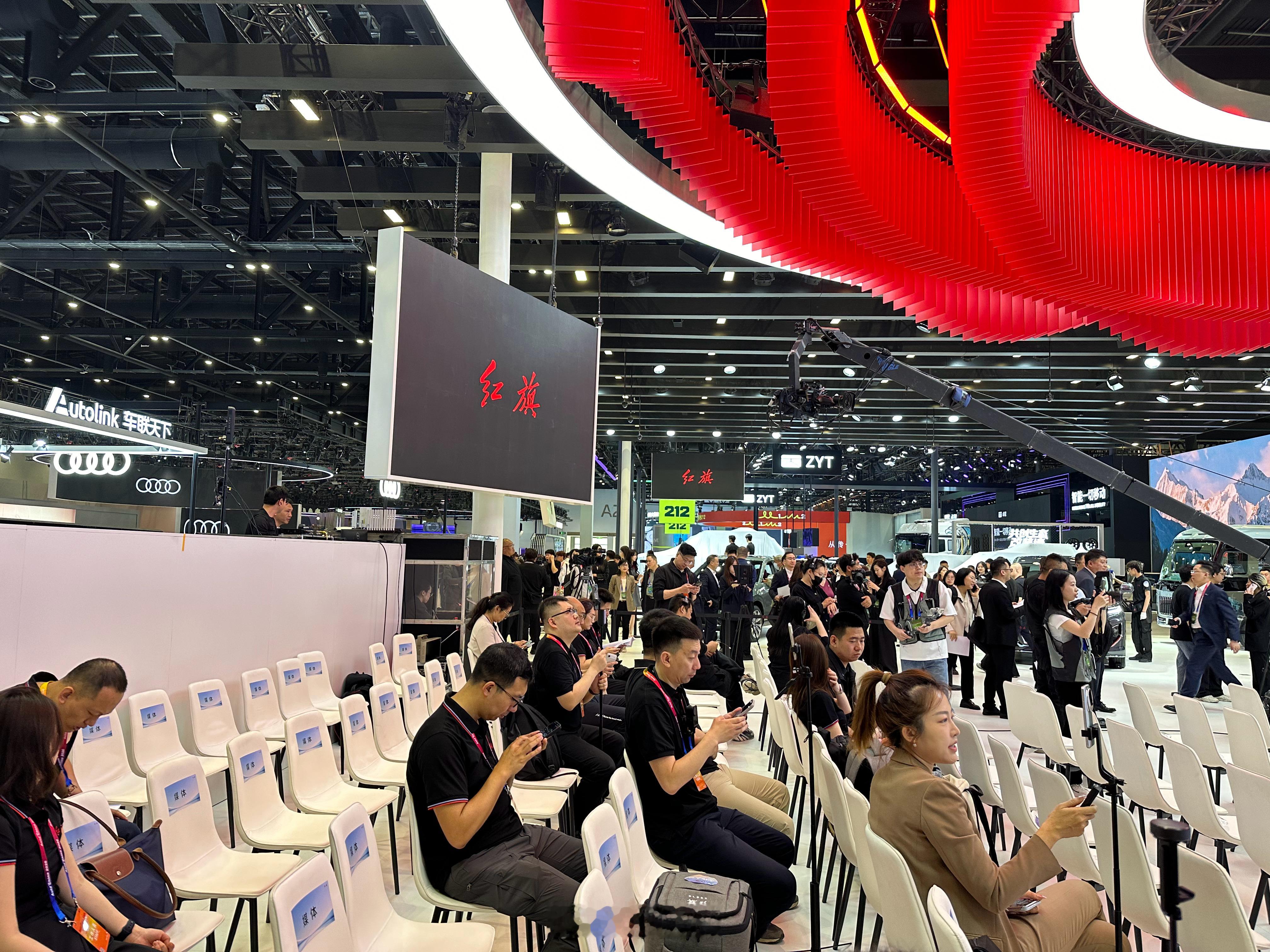 今年北京车展上，红旗展台的布局跟之前还是有区别的，显得内敛了很多北京车展 一汽红