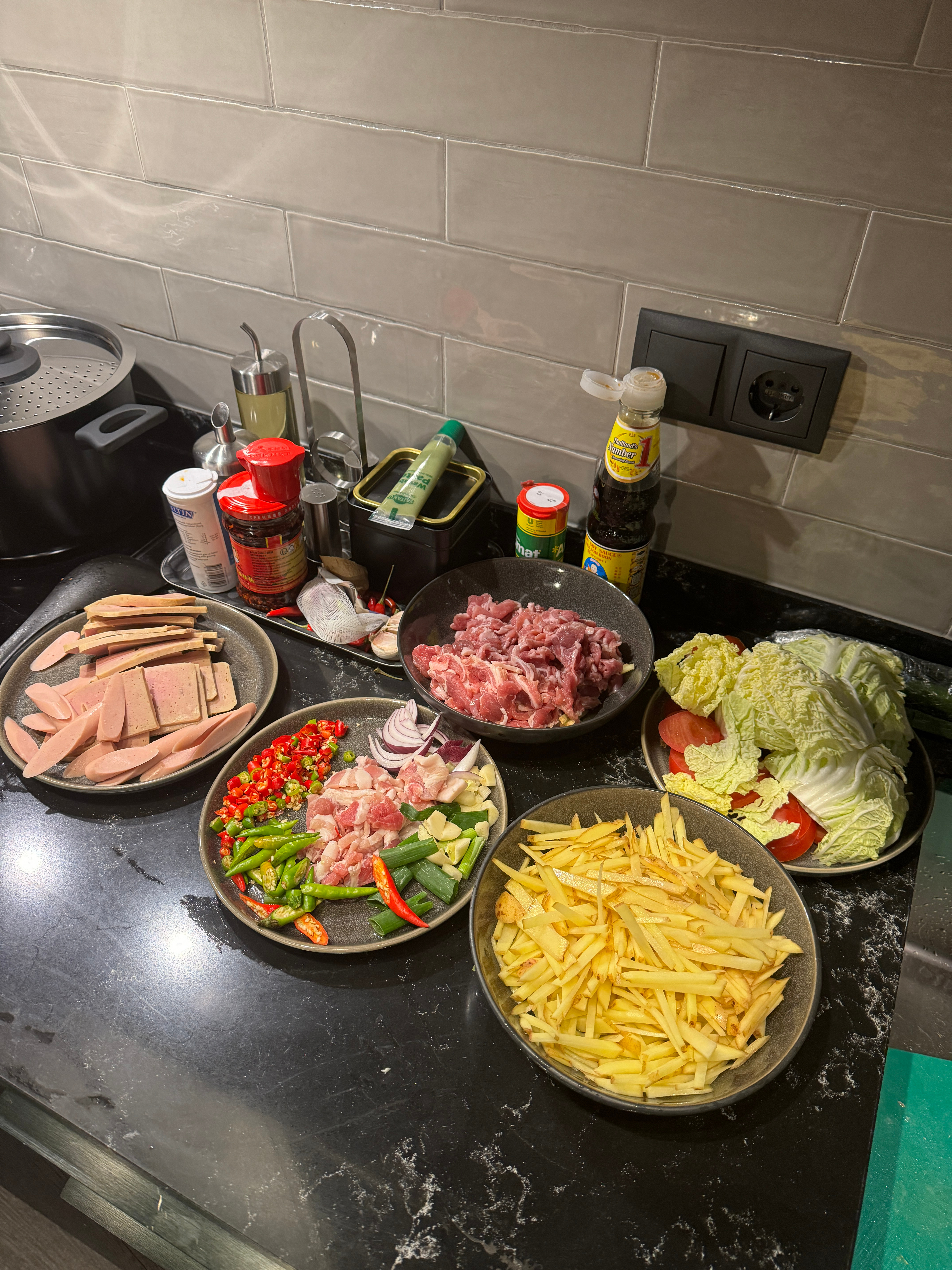 水煮羊肉猪肉片，土豆丝，红烧肉，凉拌黄瓜，还有昨天做的红焖羊肉，冰岛的羊肉猪肉真