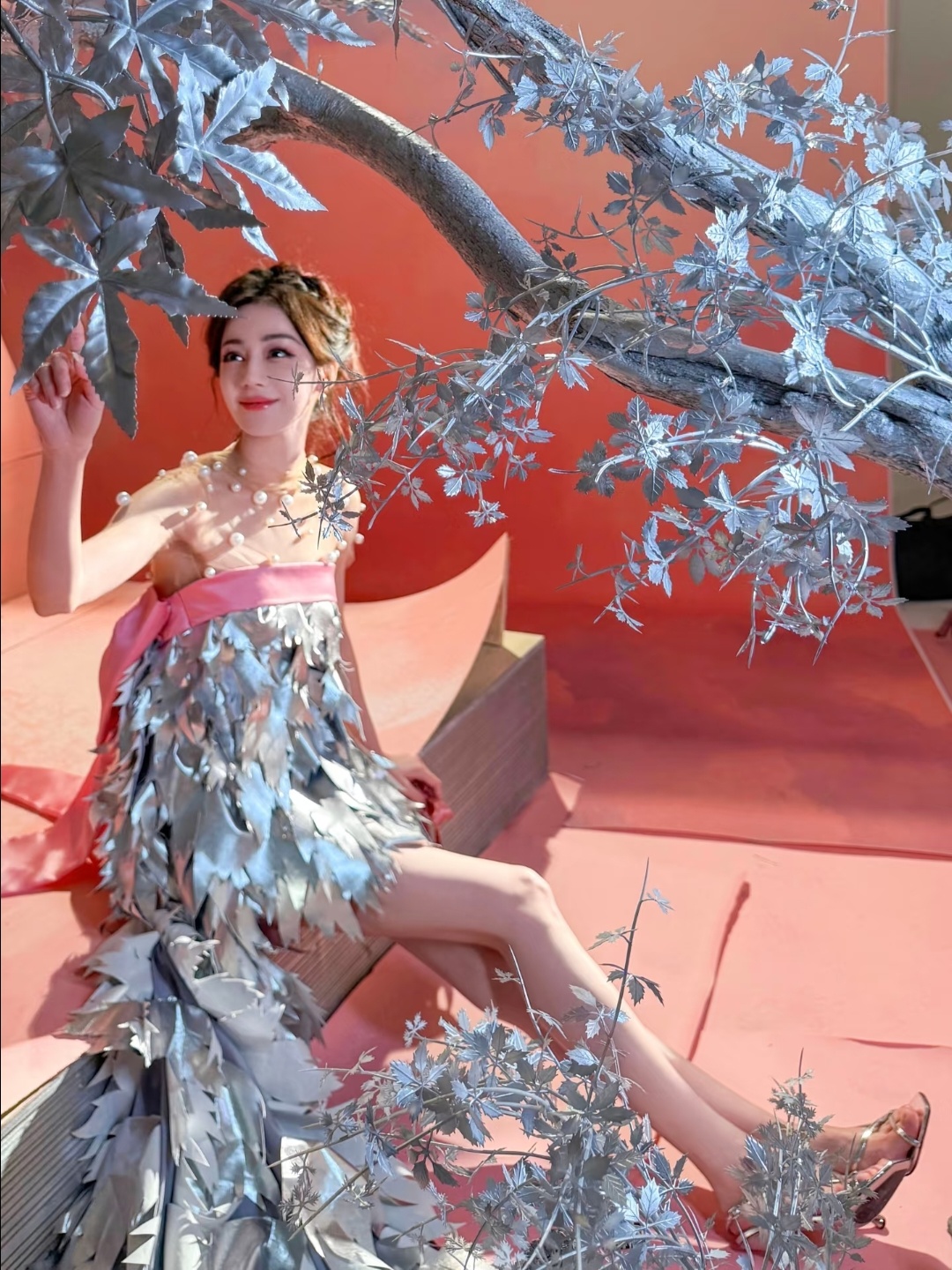 捡到三张迪丽热巴花絮图，脸好漂亮锁骨漂亮腿好漂亮脚好漂亮全身都好漂亮…… 