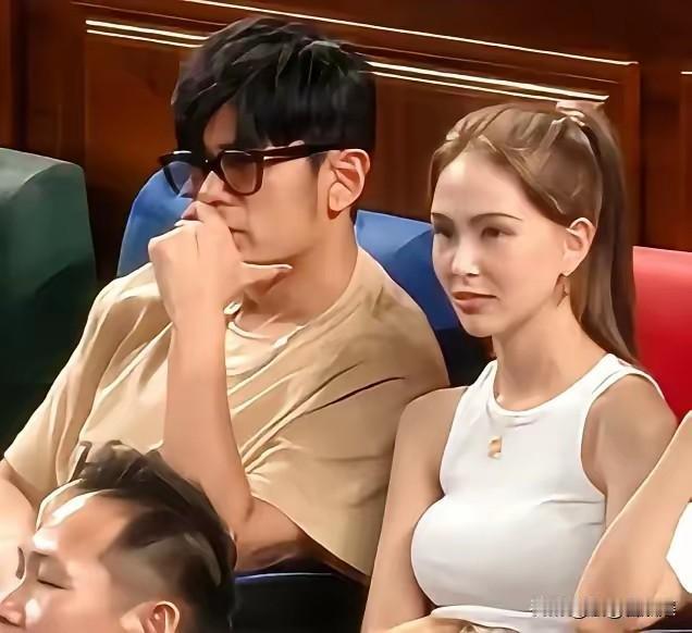 周杰伦的老婆昆凌，身材太傲人了。

近日，昆凌陪老公周杰伦看表演，俩人紧挨着坐，
