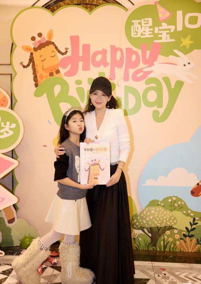 章子怡和汪峰的女儿醒醒居然要准备出书了！

10岁的她在生日当天发行出版读物了，