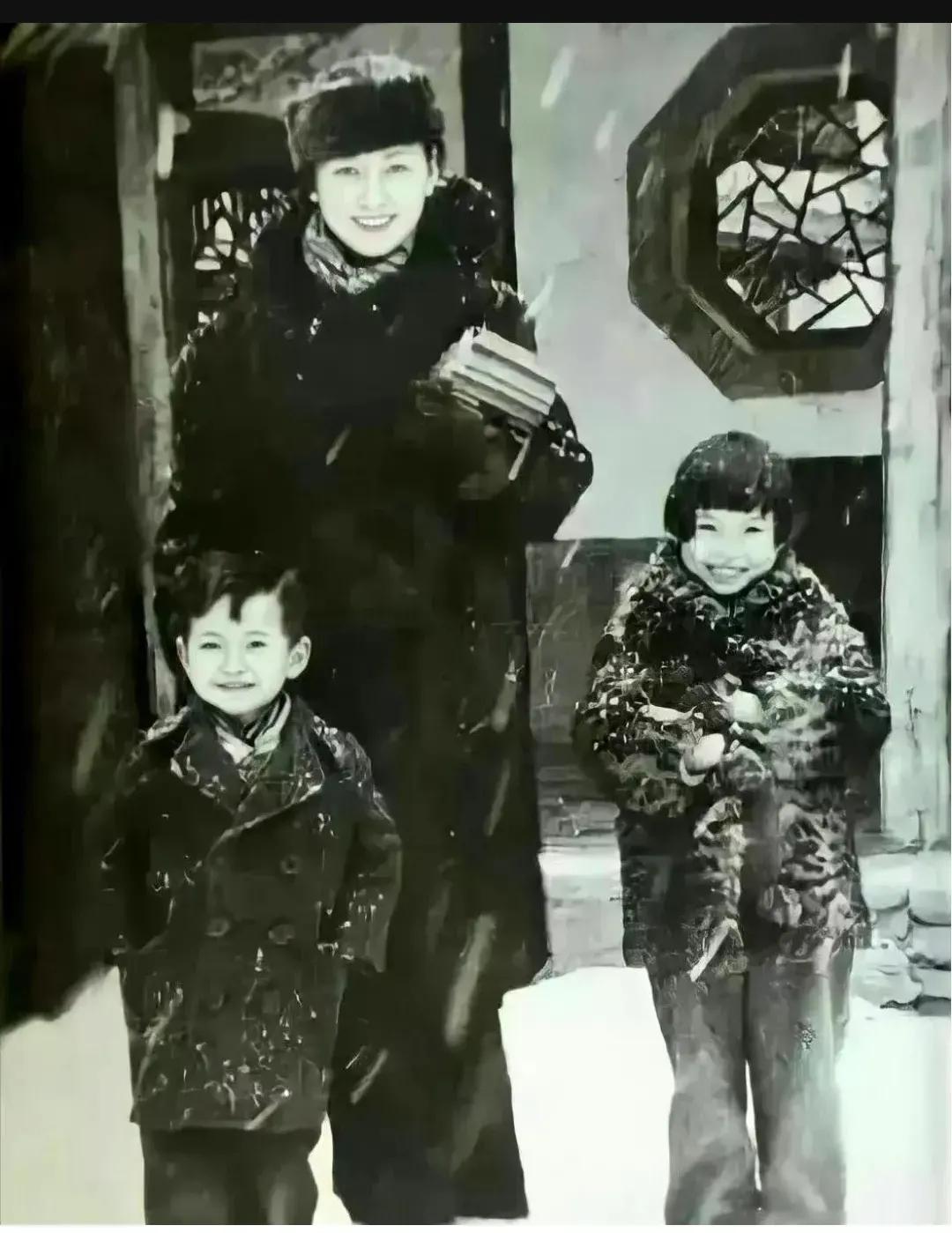 1936年，北平的街头，林徽因和一双儿女，留下的合影，照片中的林徽因，穿着深色的
