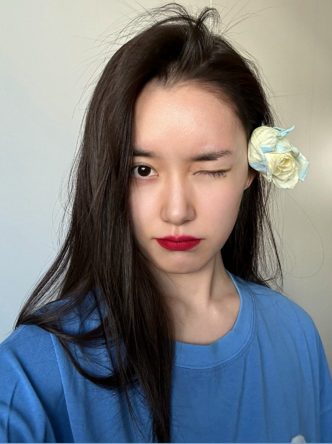 #蒋依依[超话]# jyy#蒋依依鬓边戴花#下次次拍套簪花写真会不会更好٩(•̤