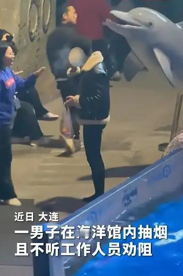 男子海洋馆公然抽烟拒不听劝，白鲸一口水精准浇灭，太解气。
 
这只白鲸名叫石榴，
