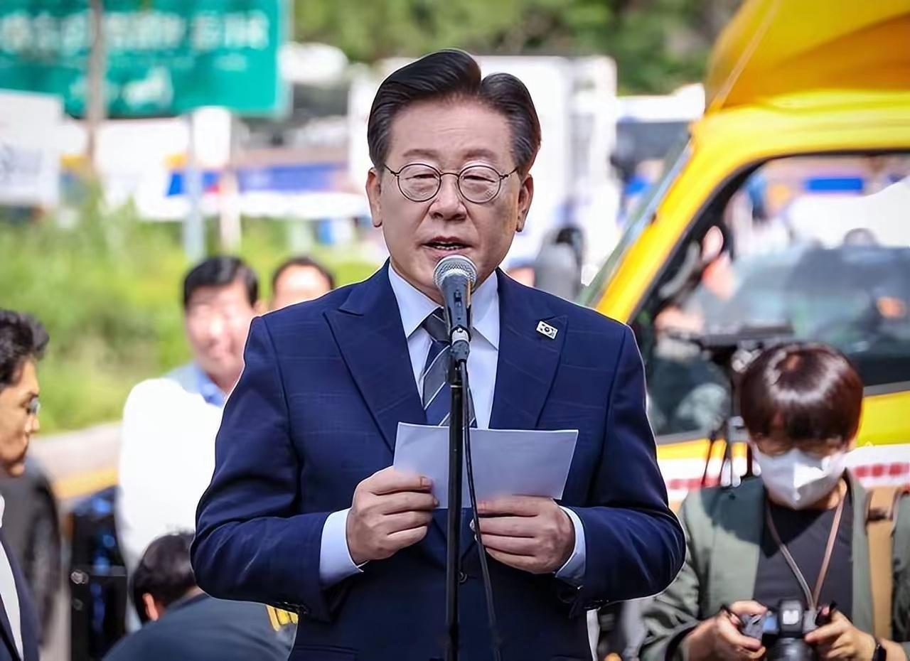 李在明抵沪继续中国之行中韩两国同为近邻，互相支持，互相来往，互赢互利，共同发展。