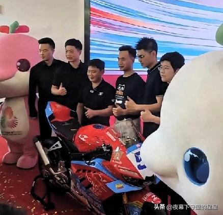 张雪这波操作，全网都在算明白账！陈光标送他1300万劳斯莱斯，他转头说要八折卖了