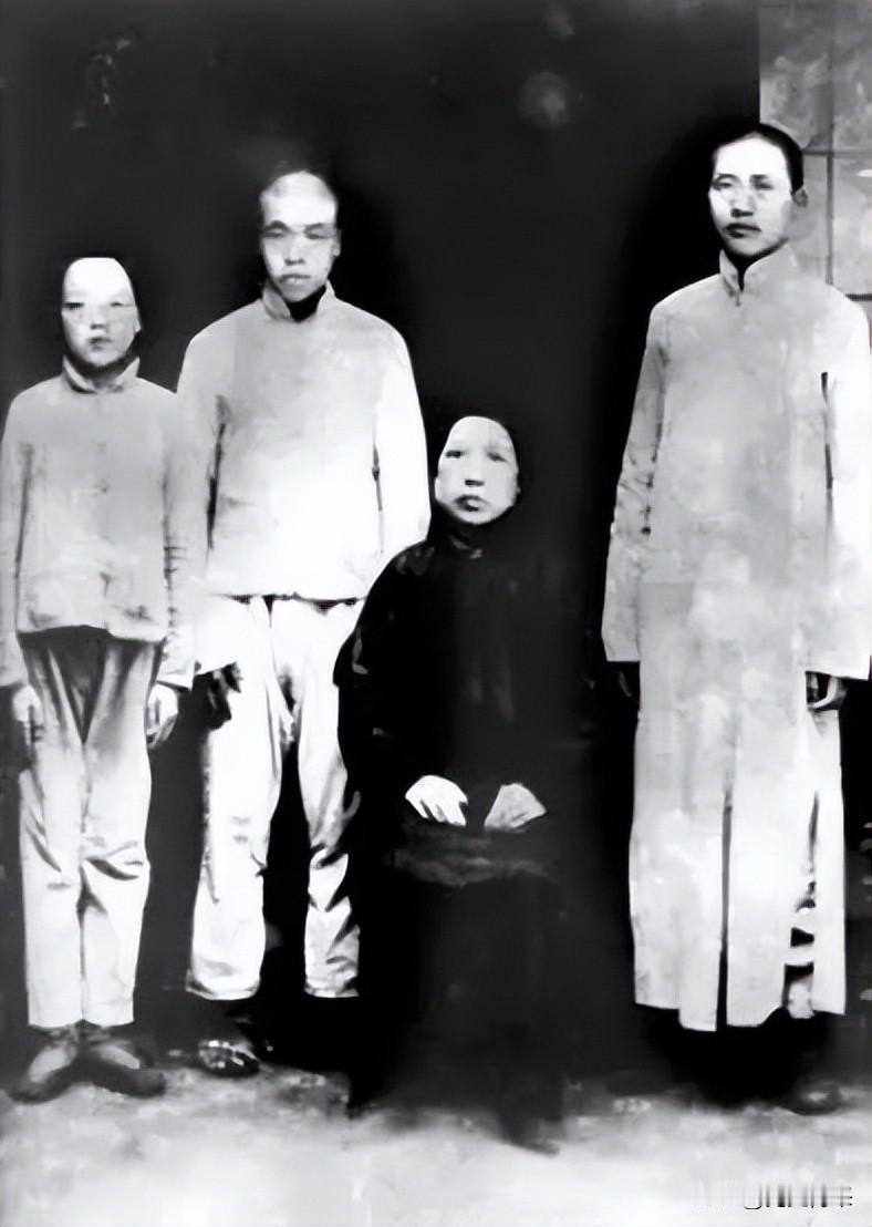 伟人家族两代人的母子合影，也是两代人唯一的母子合影。

左图是1919年毛主席2