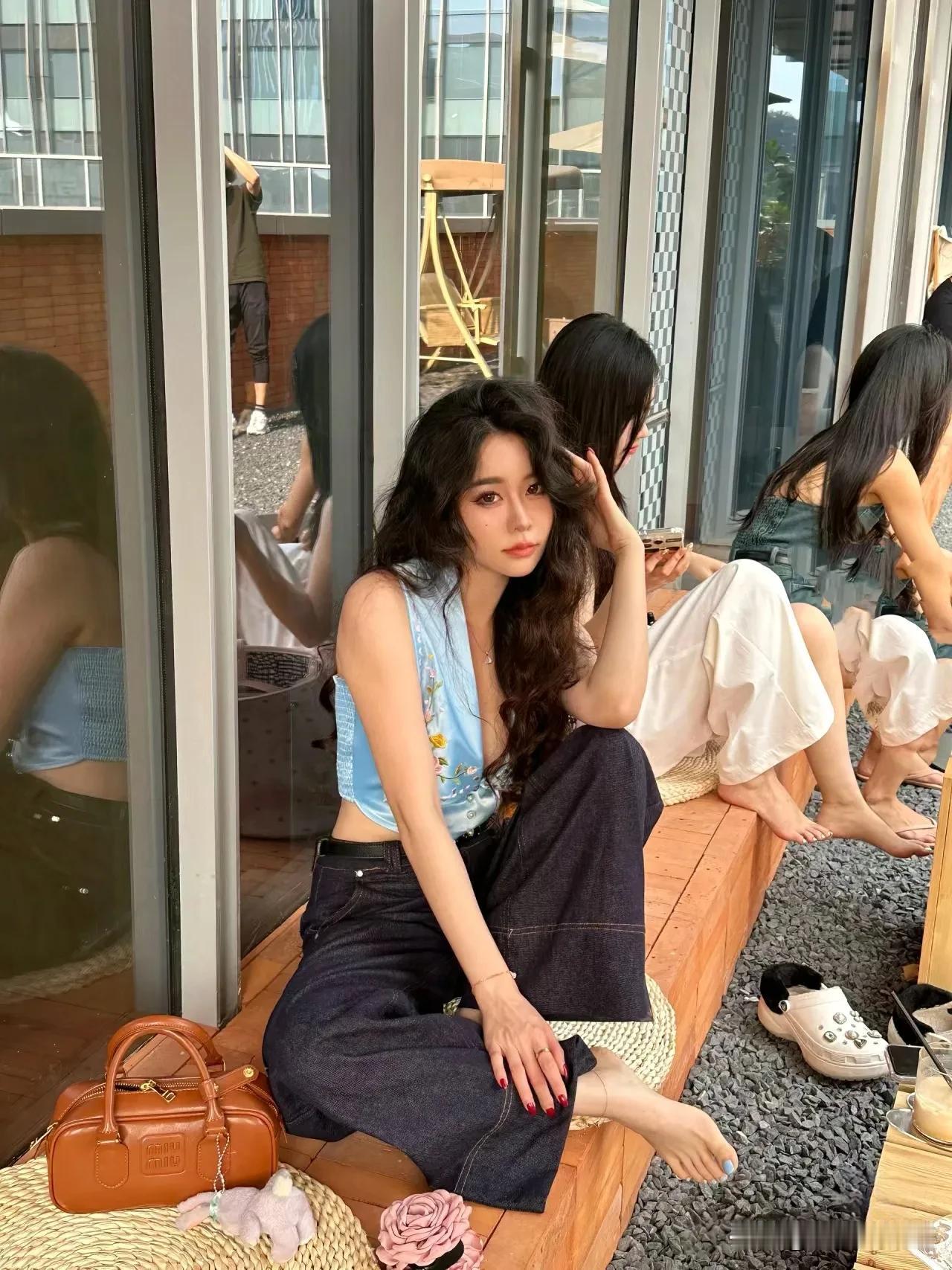 青衫素手倚窗坐，清风拂面心自怡。#佳人倩影迷人眼#