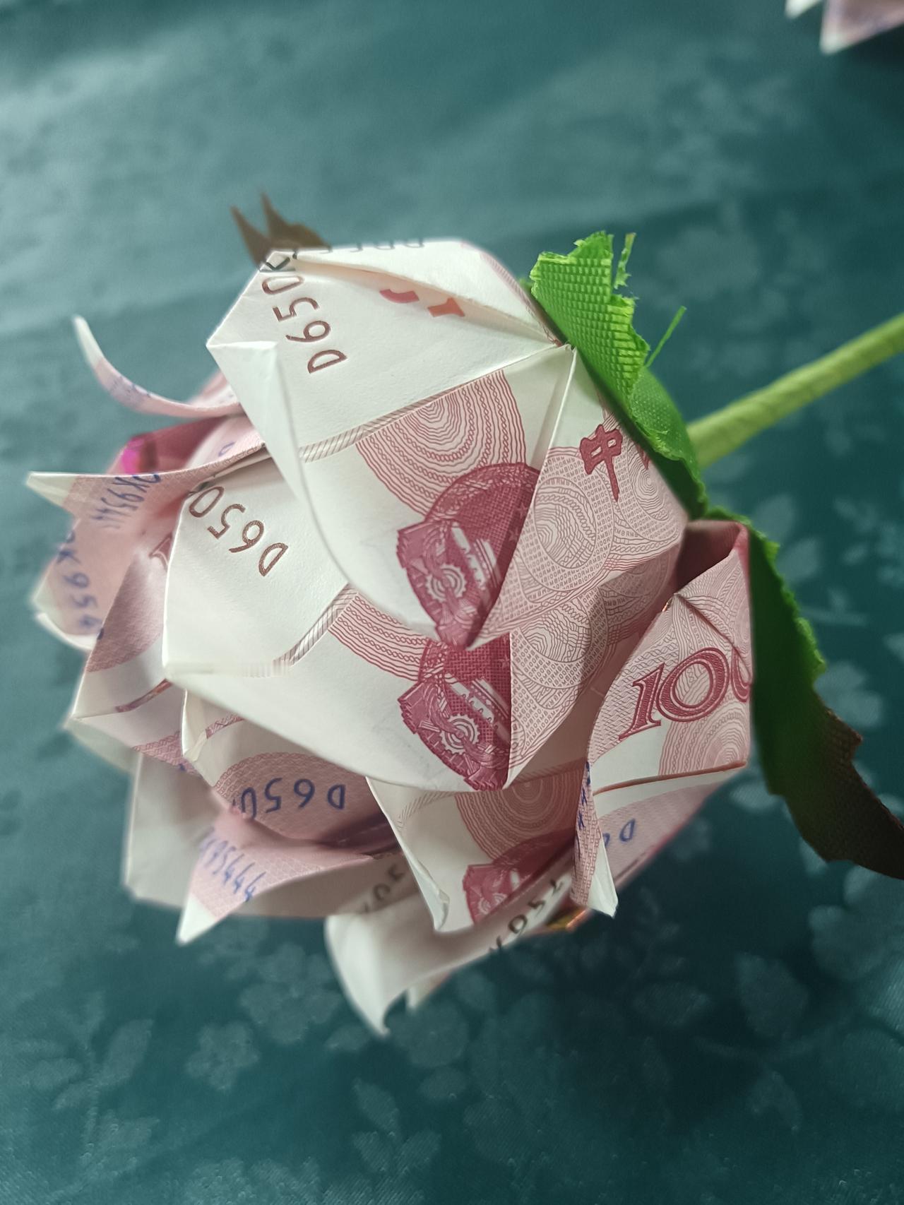 看条友的文章，写到过年她给爸爸1000元过节费，老爷子非常高兴，一张一张地数，还