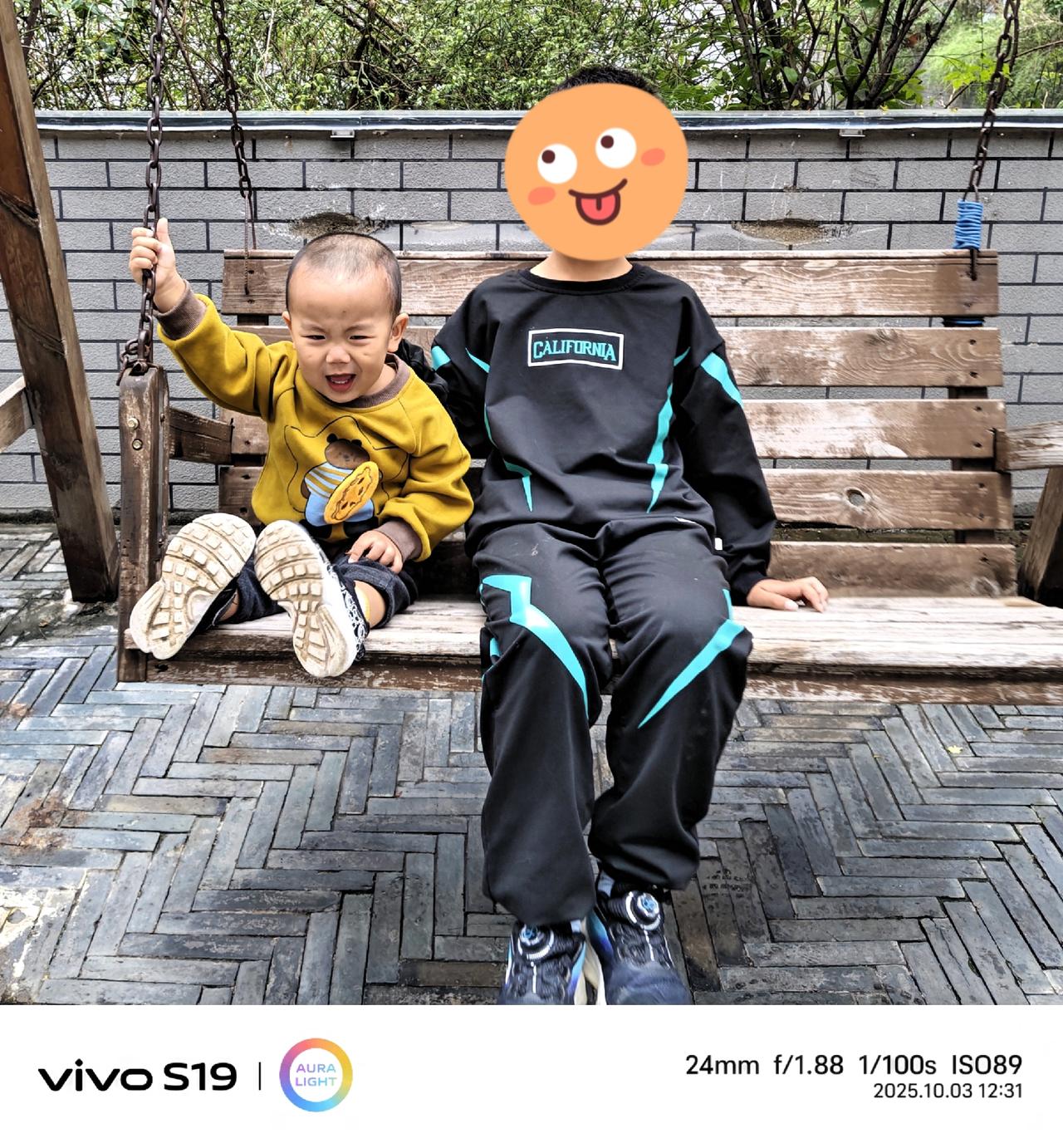 夫妻俩去接
三岁儿子放学，路过小朋友说“你们的孩子真可爱”，爸爸看见是同事，打招