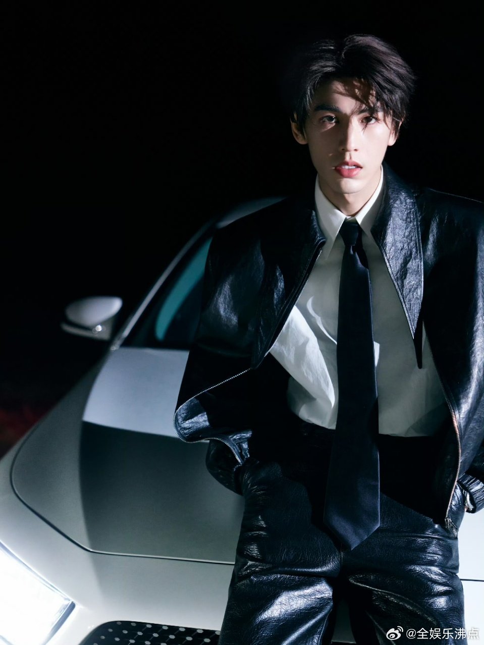 张凌赫冷脸玩卡牌张凌赫玩卡牌的手部特写给我焊死！冷着脸认真玩游戏，手指线条流畅，