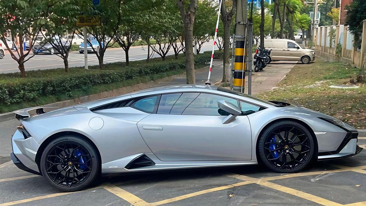 今天再次偶遇我们铜陵的这辆兰博基尼Huracán Tecnica！