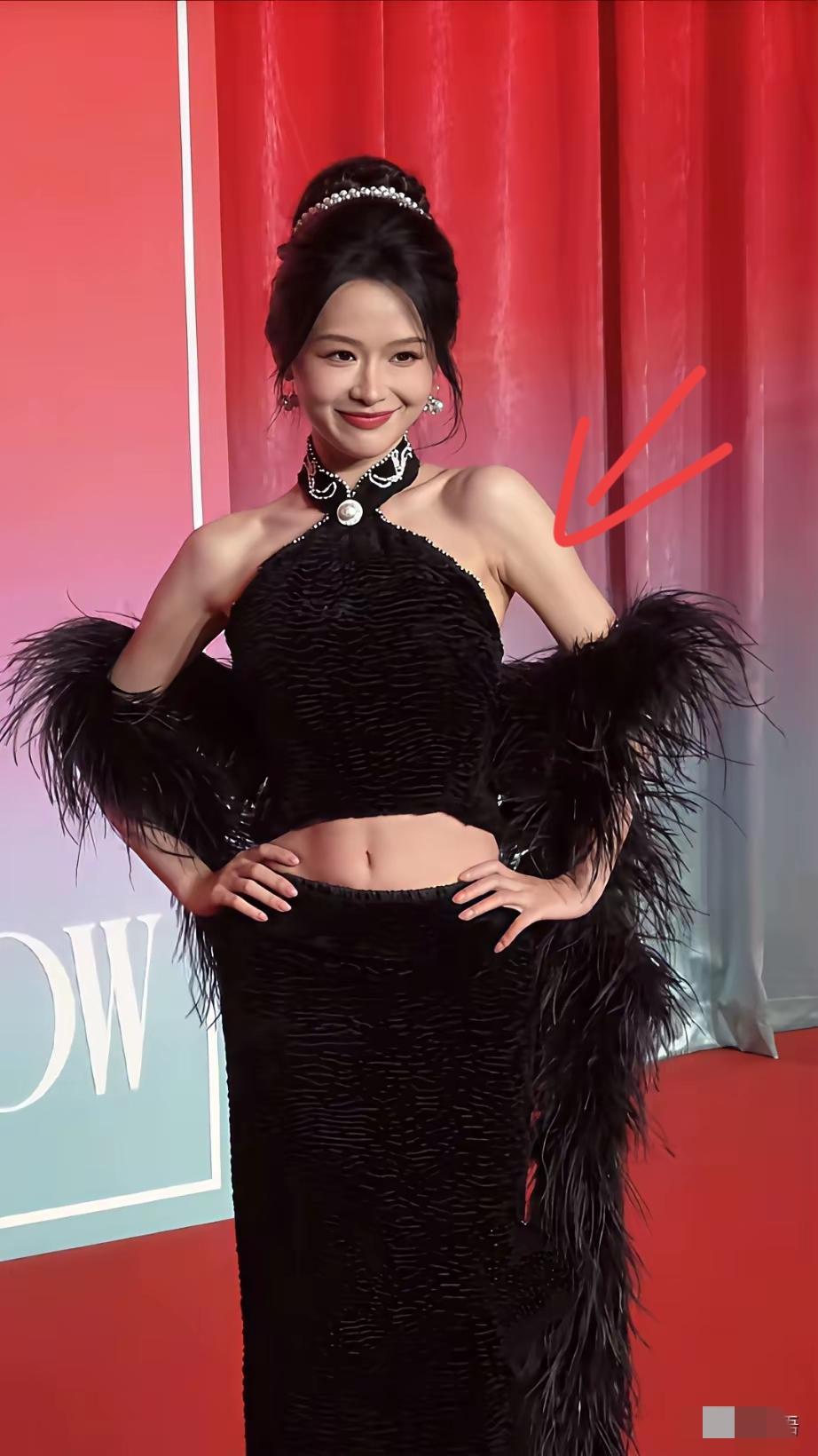 余茵怎么就如此热衷走红毯，安安静静拍短剧不好吗？

​不是我挑剔，看她这身黑色旗