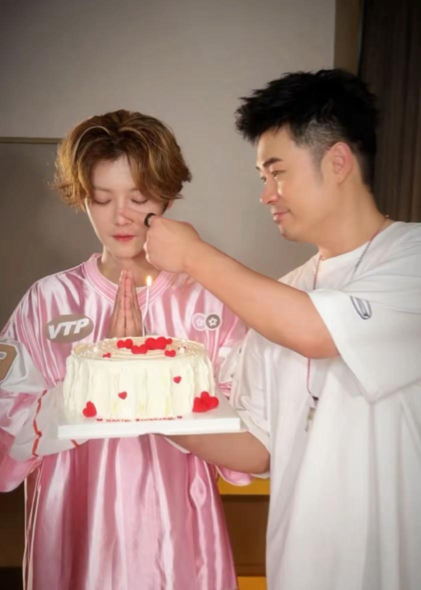 别自欺欺人了！七年庆生断了，就是不对劲！鹿晗36岁生日，全网蹲守。结果，关晓彤没