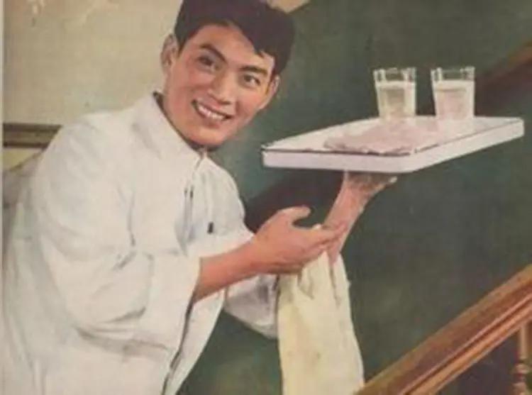 从卖茶叶蛋的小摊童，到国民喜剧大师：草根艺人小杨天笑的逆袭人生
 
小杨天笑原名