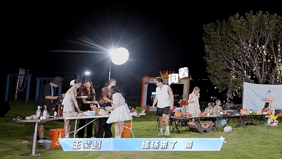 郭艾伦你是真饿了谁能拒绝烤肉的诱惑？郭艾伦用行动给出答案：闻香而动，拿起肉就狂炫