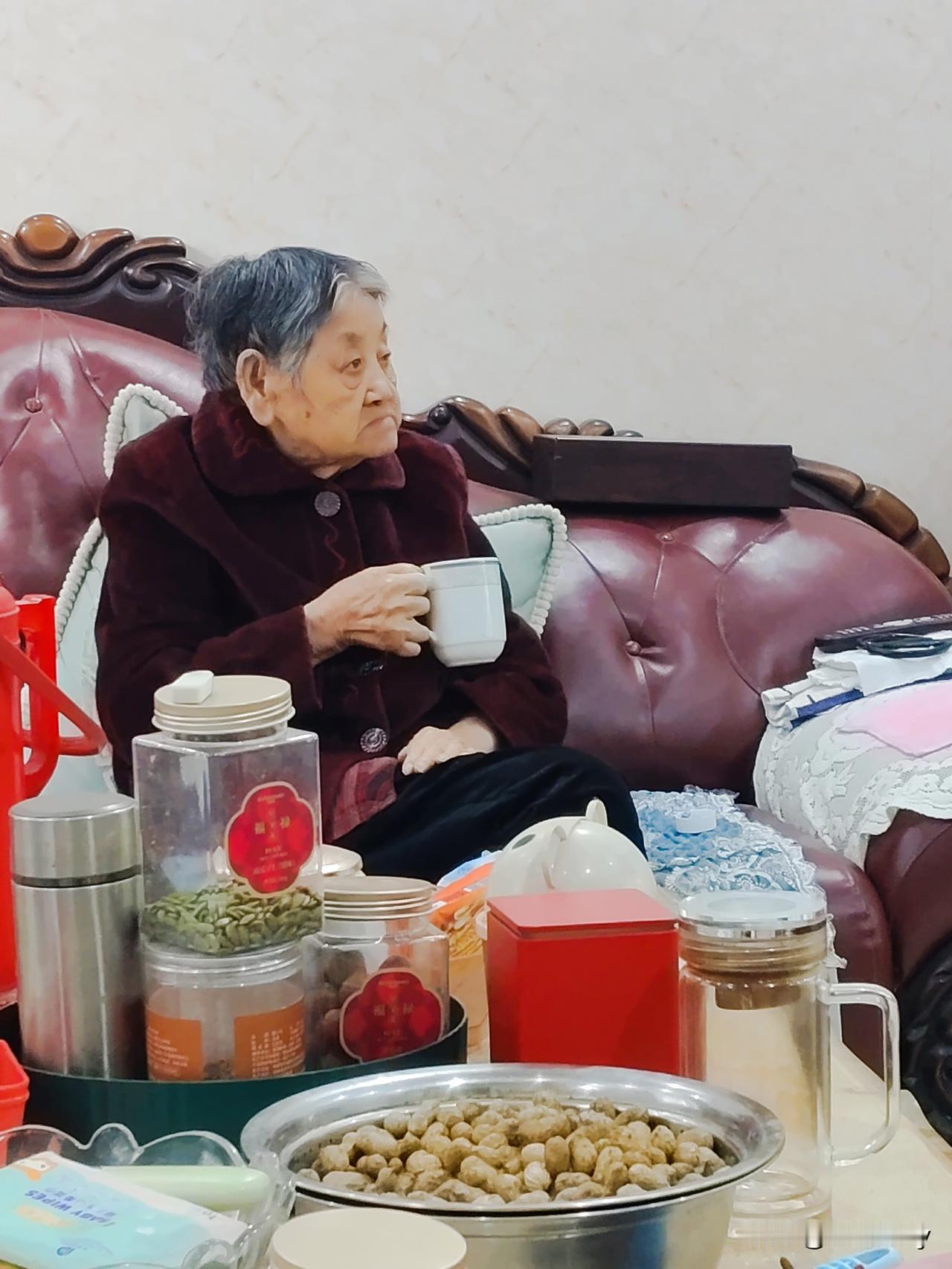 马上就中秋节了，这几天，在家里还是比较忙的。

老母亲91岁了，中秋节来临，晚辈