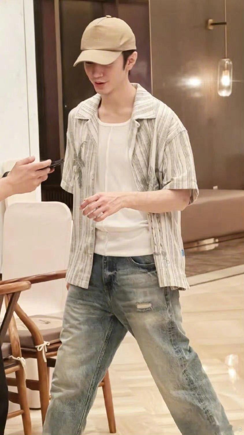 我办什么宴能喊来陈哲远 陈哲远的假期日常像极了普通人！走街串巷、吃席被拍，素颜也