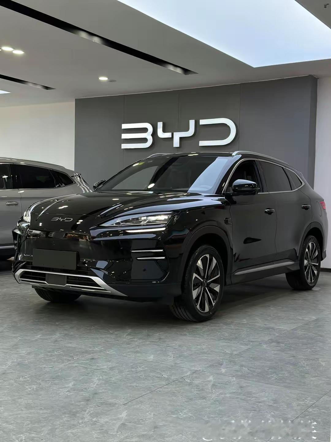 比亚迪这新标一换，味儿可太对了。

以前那标，方头方脑的，像个刚毕业的理工科大学