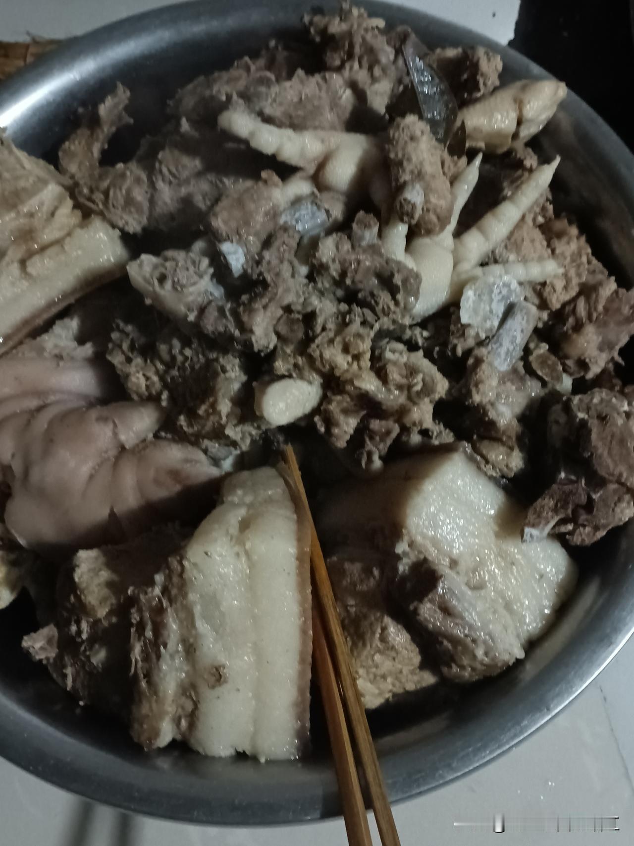 过年烀肉了，看看都有啥？今老妈出院了，回到家吃完饭老爸说今晚把肉烀了吧，早点烀出