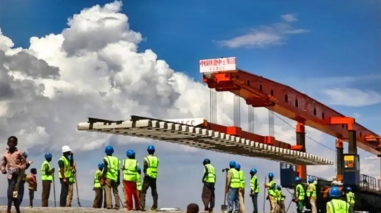 非洲的电网是中国拉的，互联网基站是中国建的，手机也都是中国出的，可当他们打开手机