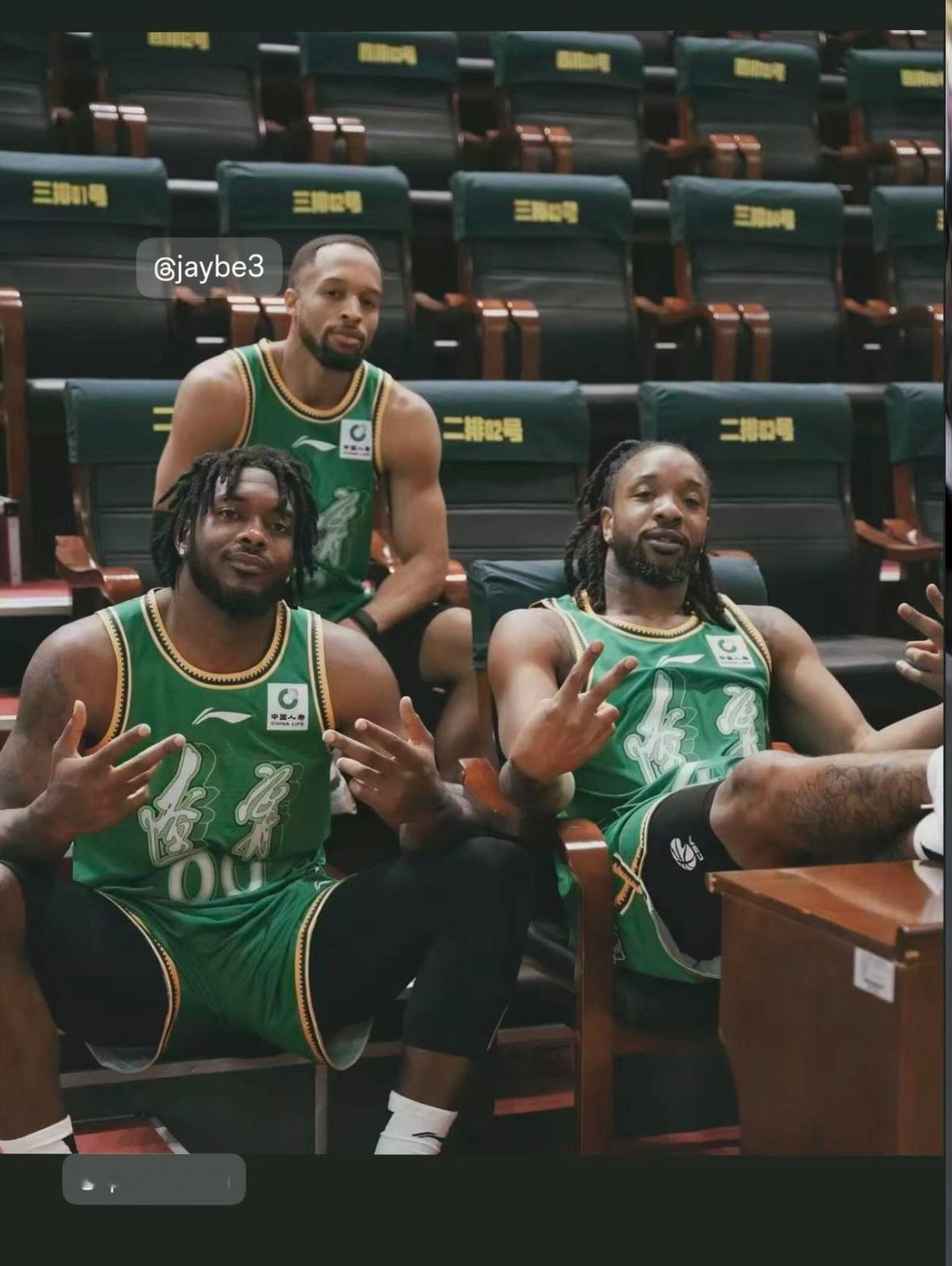 奥利弗，威尔斯，杰隆布朗分别都在ins story 更新了这张照片辽宁男篮