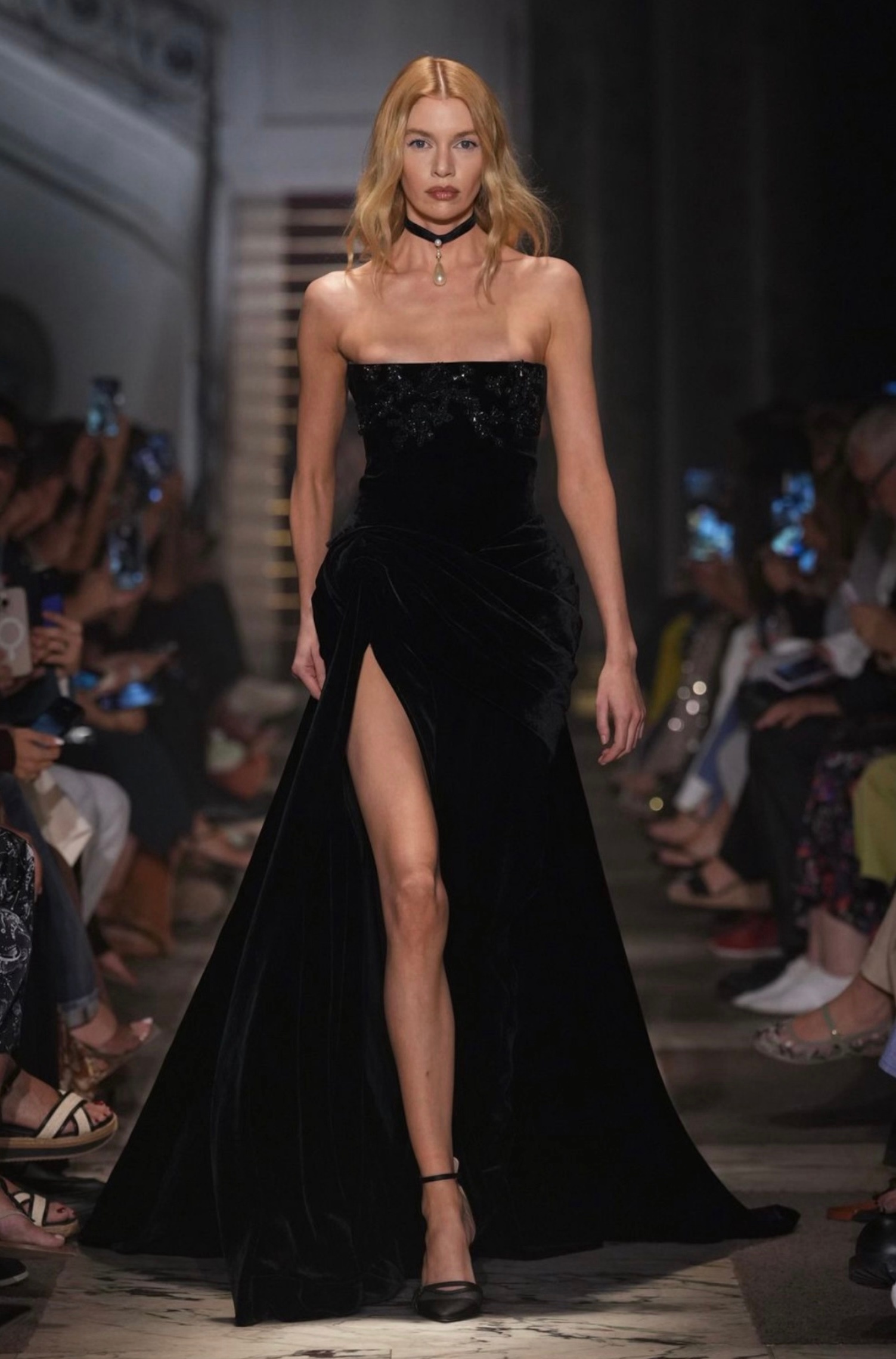 宁艺卓身穿ElieSaab 2025秋冬高定搭配宝格丽B.zero1系列珠宝腕表