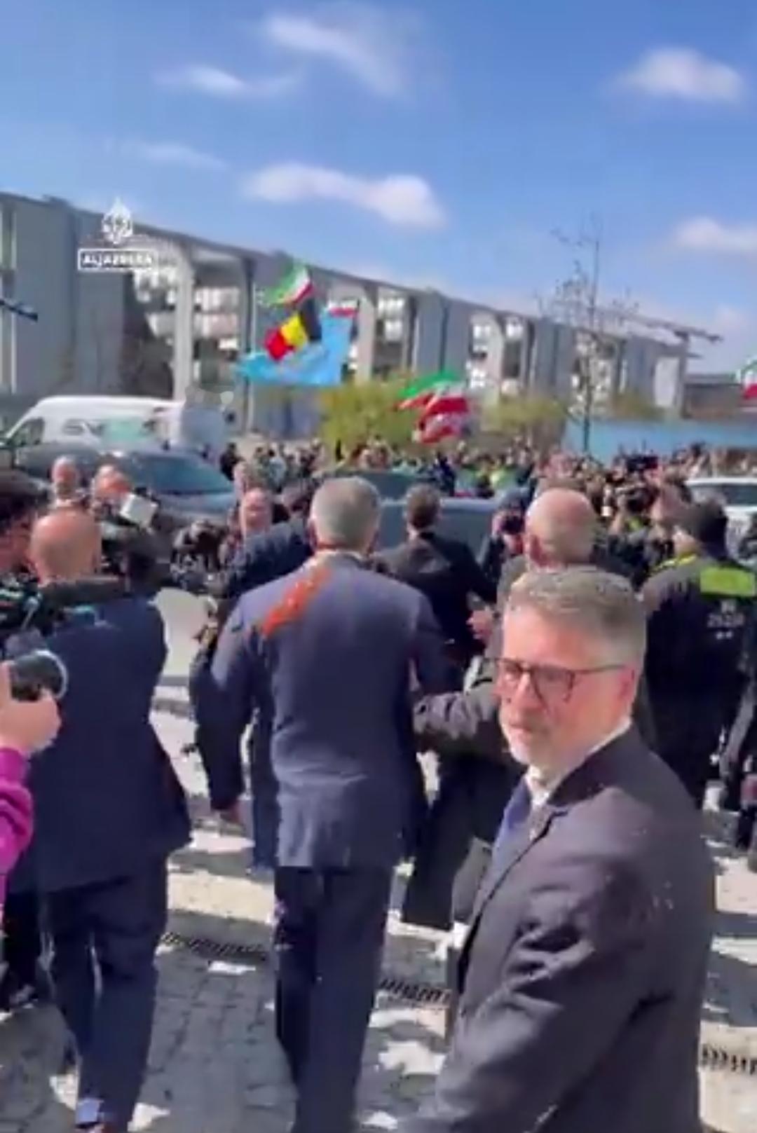 突发！伊朗前王储柏林遇袭 被抗议者泼红液体
 
流亡伊朗前王储礼萨·巴列维在访问