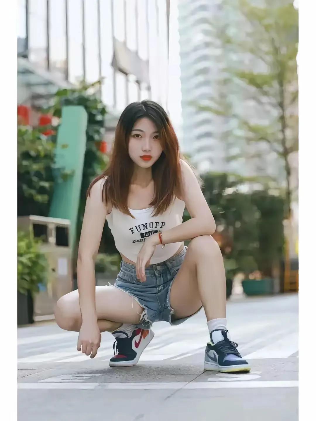 上联：短裤穿搭随时尚；
下联：？？？