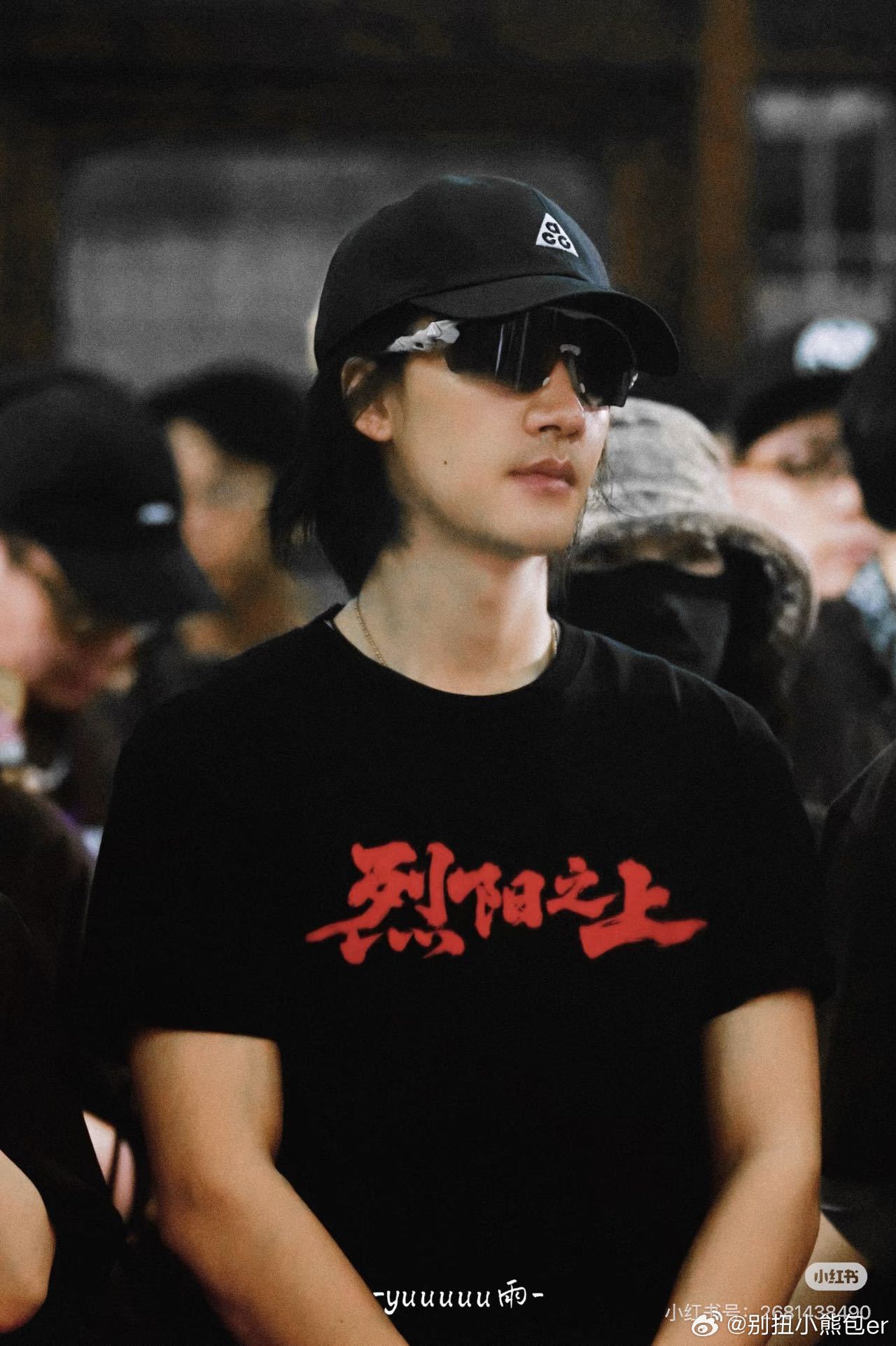 此沙《烈阳之上》广州拍摄路透，带着浓郁港风气质，短发造型这不就是心动的感觉嘛