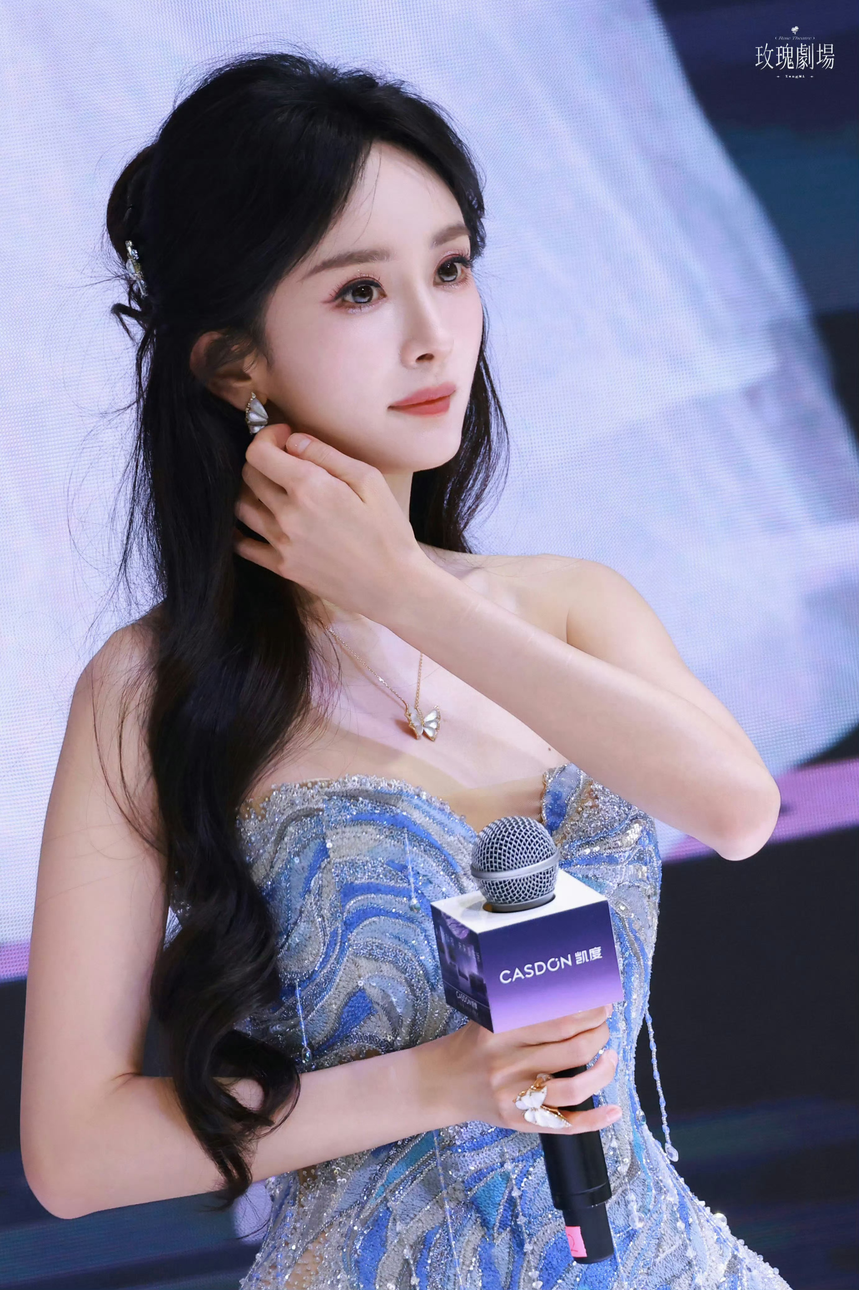 今天凯度线下活动，现场有一些路人，多数都是第一次见杨幂，但他们基本上都在说：这大