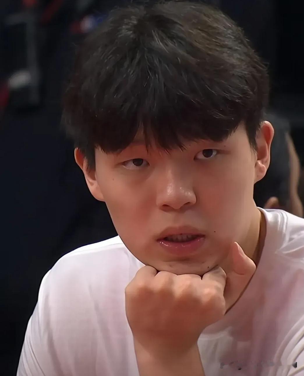 杨瀚森无法立足NBA实力是一部分原因
还有一个非常重要的原因就得“不合群”
不知