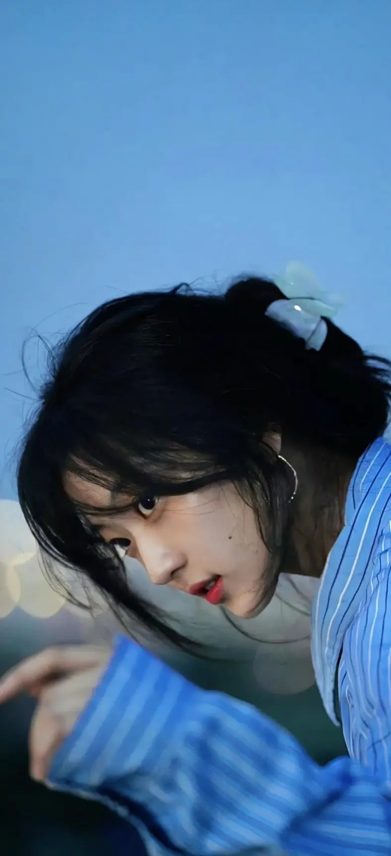 孙千。樱花树下站谁都美