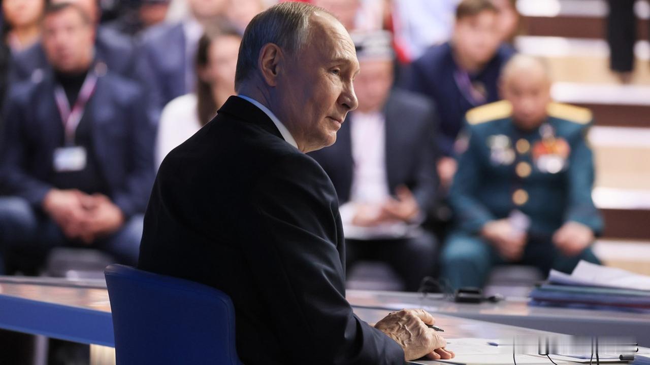 普京被告知更换西方设备的尝试失败了


支持《莫斯科时报》
支持
普京被告知更换