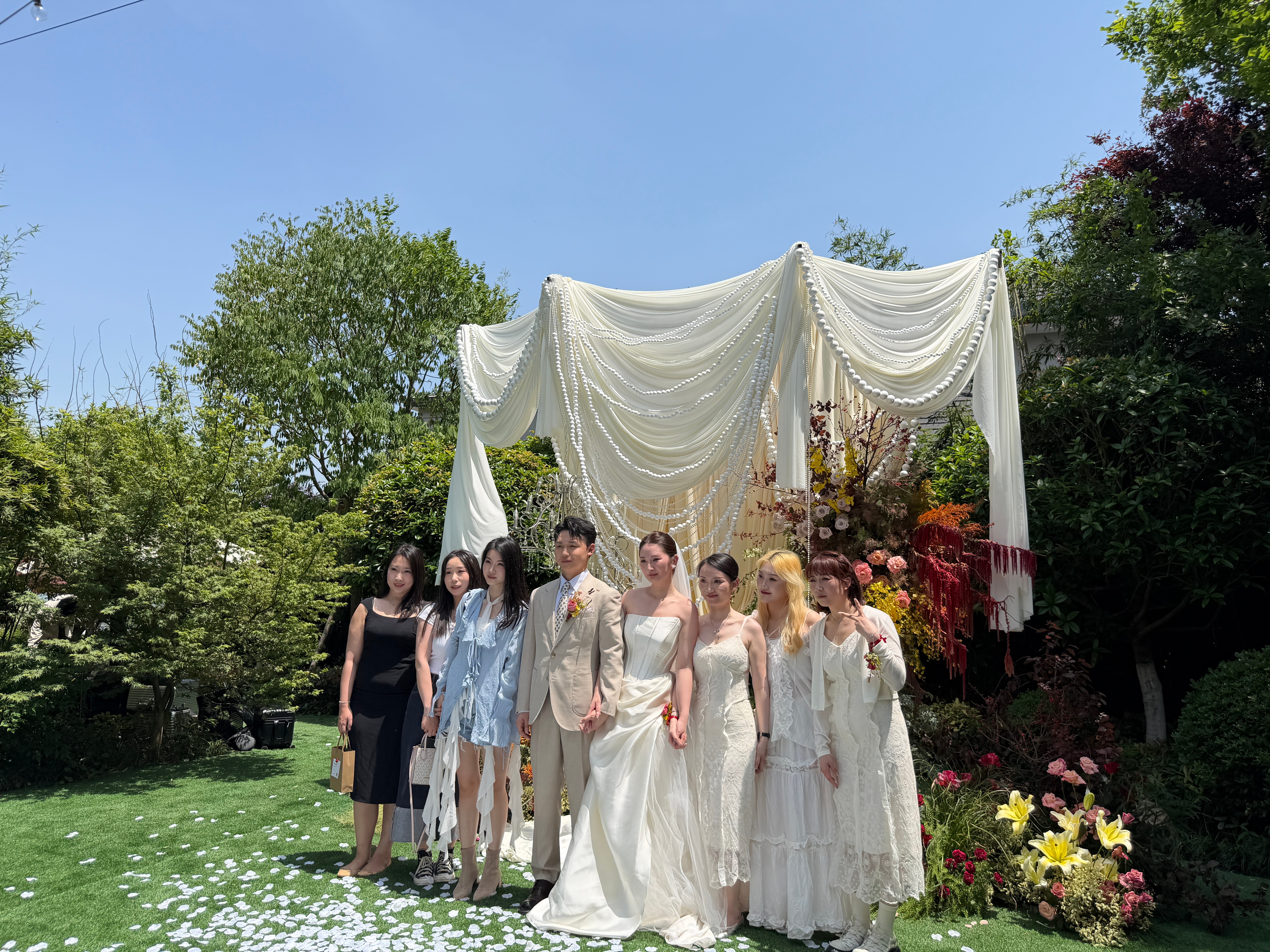 在去朋友婚礼的路上看到前方带着行李架红色的R55想起了大学时候开着MINI去帮她