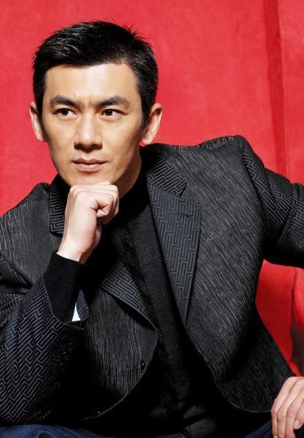 2004年，演员任天野突然接到大11岁继母的电话：“天野，我有了你爸的宝宝，他却