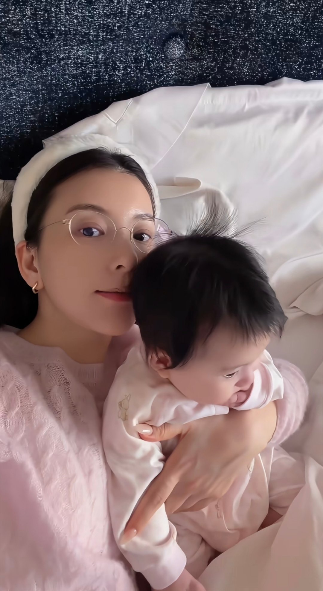 方媛晒和三女儿的合照，宝宝头发真浓密！ 