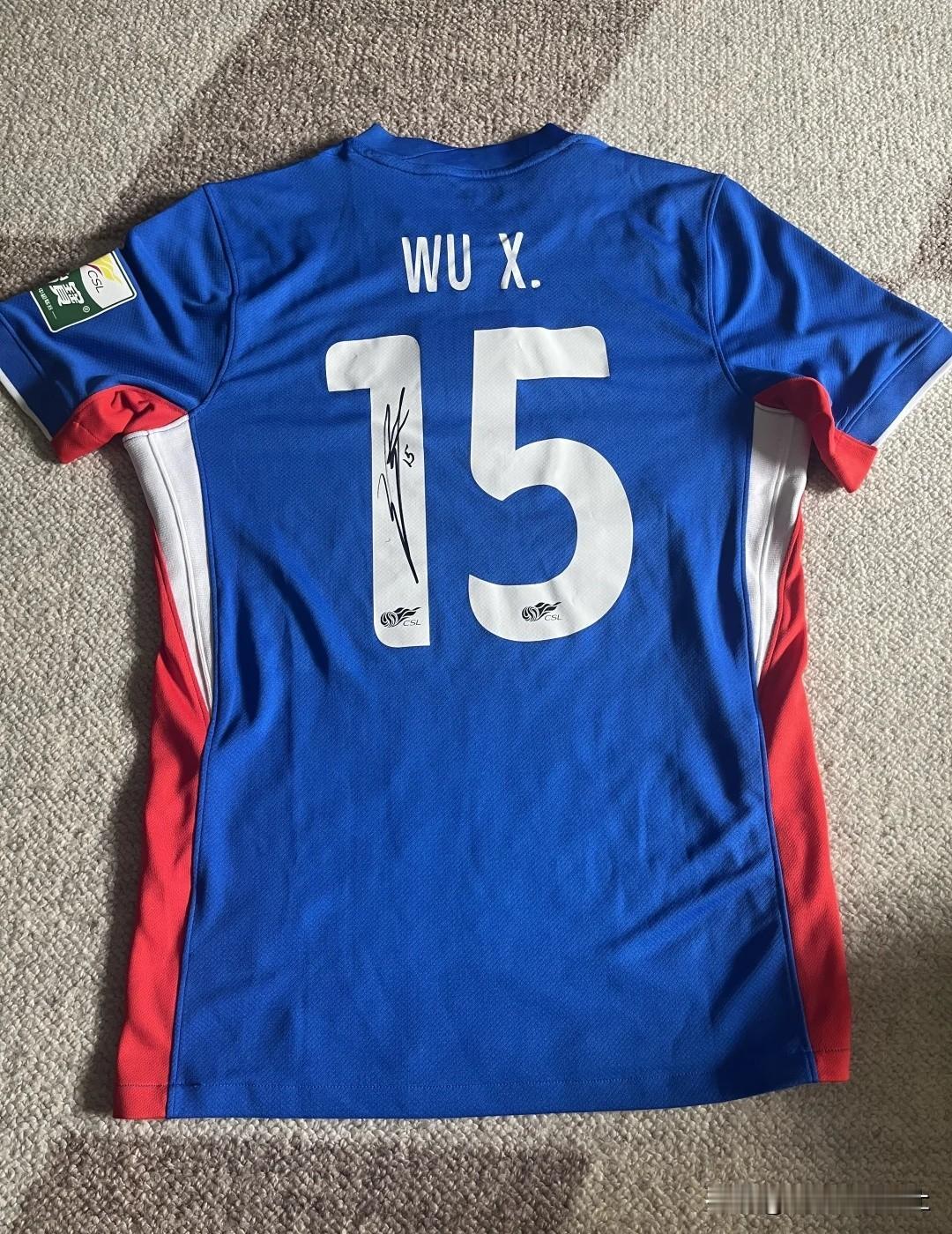 藏不住了 我就是喜欢吴曦💙🫰
感谢我的小伙伴，让我同时珍藏吴队的签名，还有一