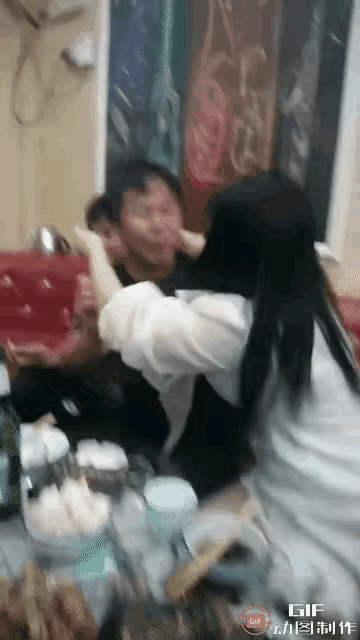 《同学聚会》
久违同学刚见面，
情不自禁忙送吻。
你是光棍俺耍单，
咱俩登记快结