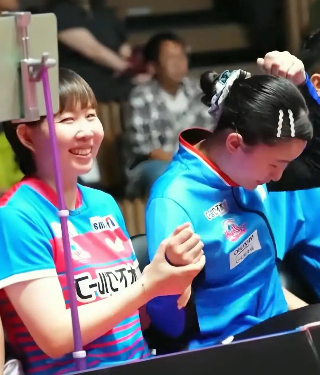 【朱雨玲与张本美和对练，应对香港总决赛】川妹子朱雨玲，跟张本家原本是四川老乡，现