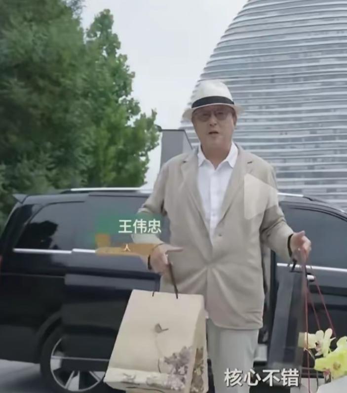 王伟忠最近的节目又让人看不透了。
 新更的《伟忠哥来串门》里，他去《藏海传》制作