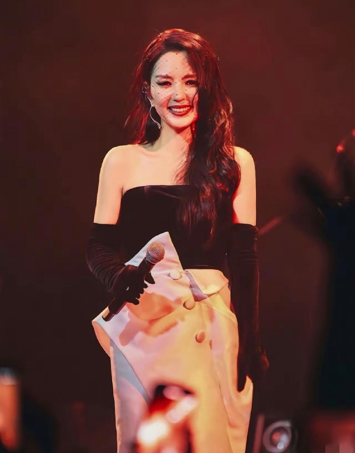 何洁这是瘦了多少斤，作为三娃母亲的她，不知道对现在的身材满意吗 