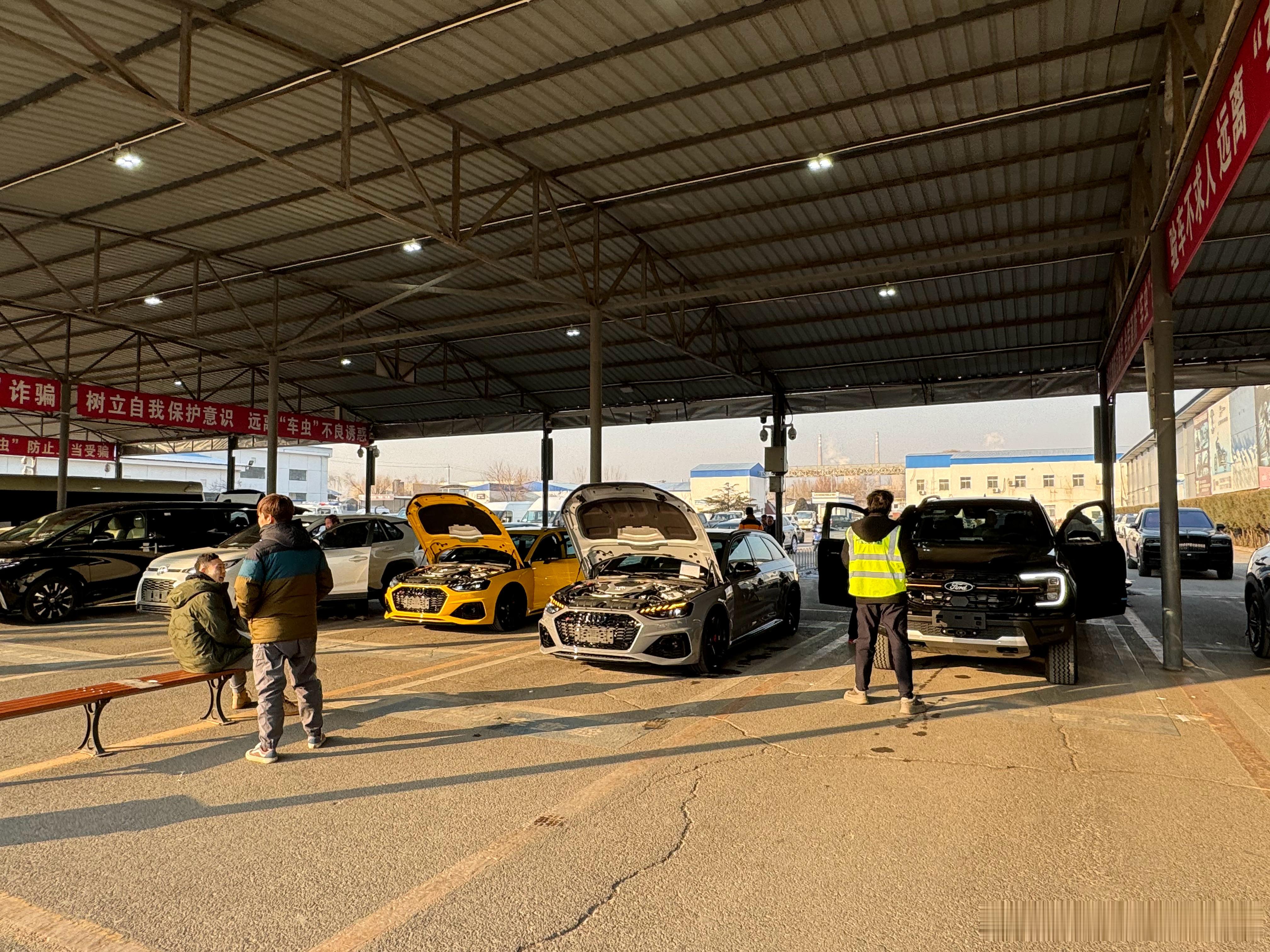 新车上牌，感觉场内排队的都是玩具车。[允悲]#凯文聊车# ​​​