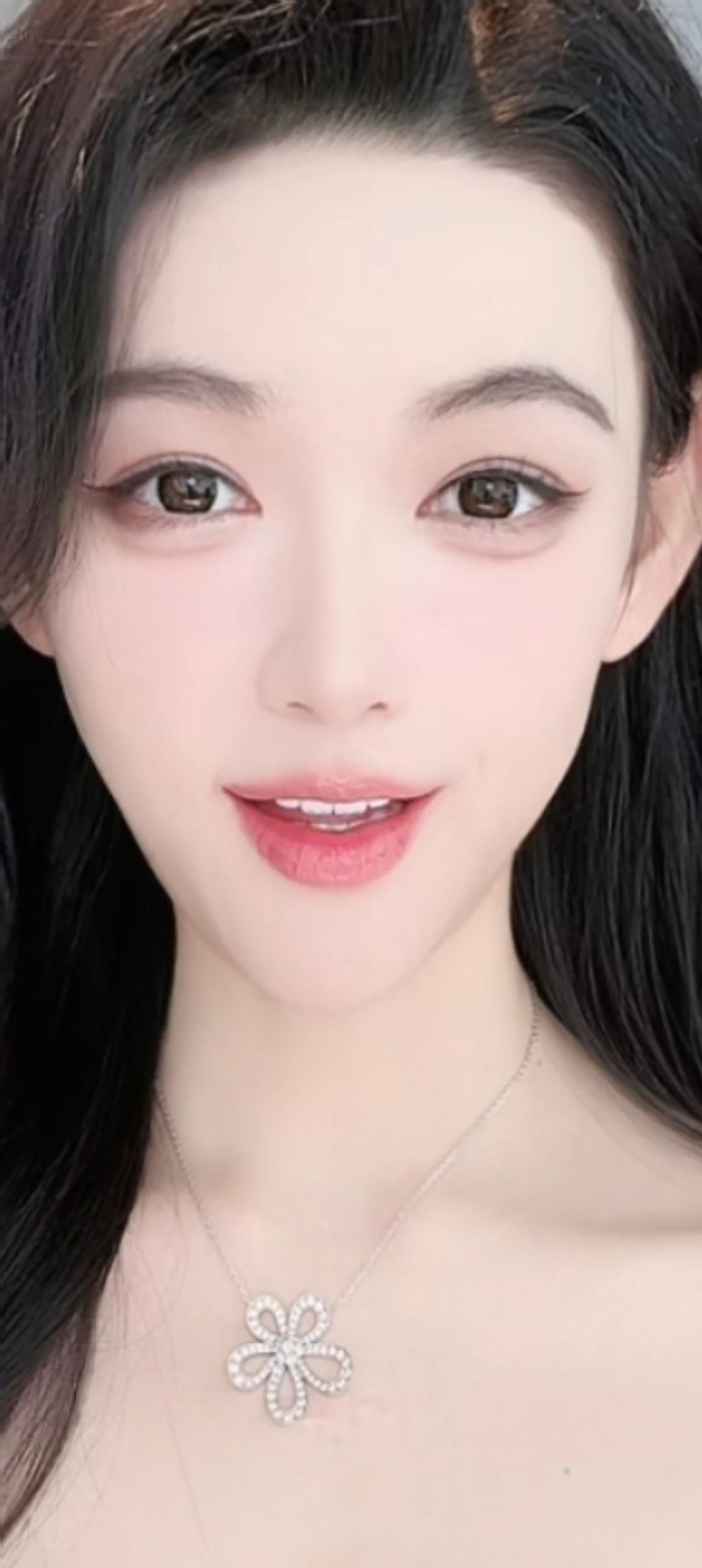 这位小姐姐好漂亮，微笑好甜！