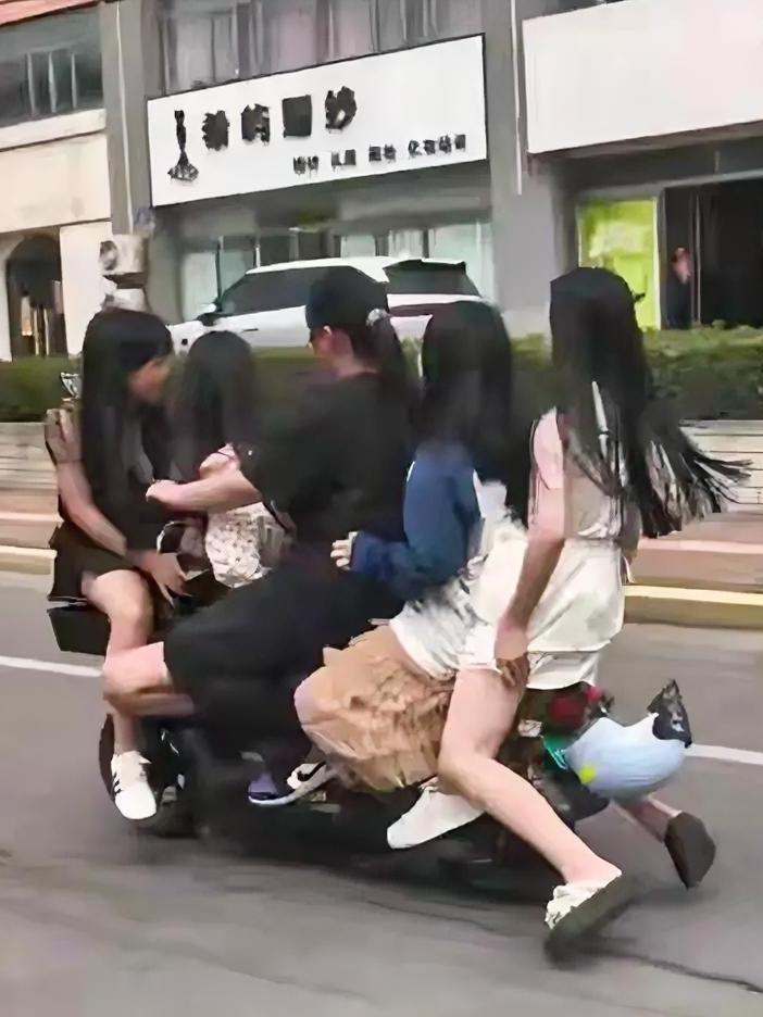山东枣庄街头出现惊险一幕：5名女生同”挤“一辆电动自行车，后座坐了俩，脚踏板处蹲