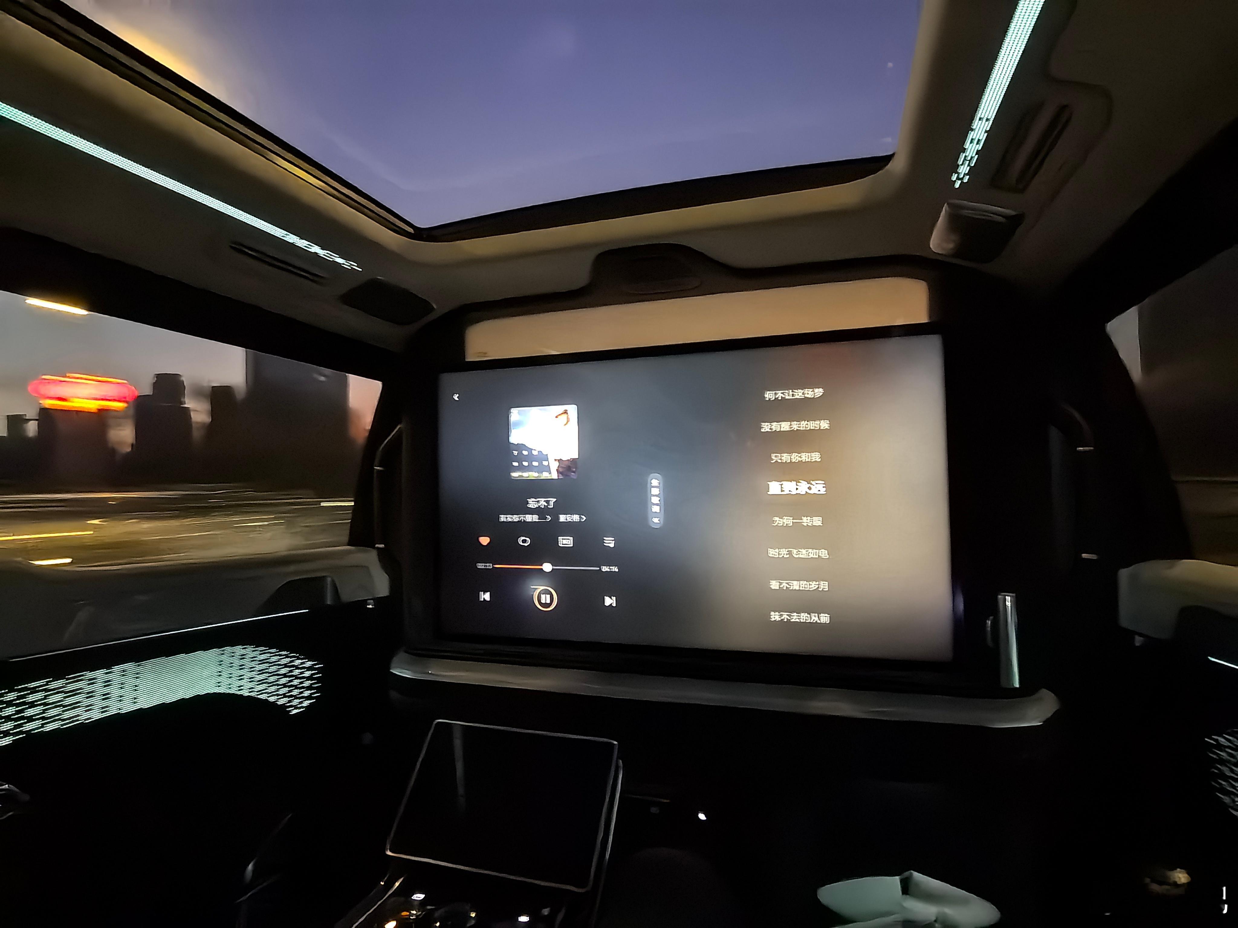 大家早上好，早班飞机。分享一下今日份的快乐吧。 