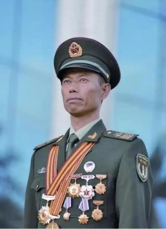2016年，火箭军进行导弹发射实战演习，一枚导弹正要发射时，突然被一名普通士兵叫