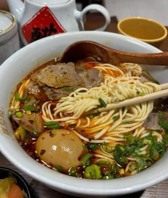 叫了40年的“兰州拉面”，突然要改名了。
今年6月，天津72家拉面馆集体摘下“兰