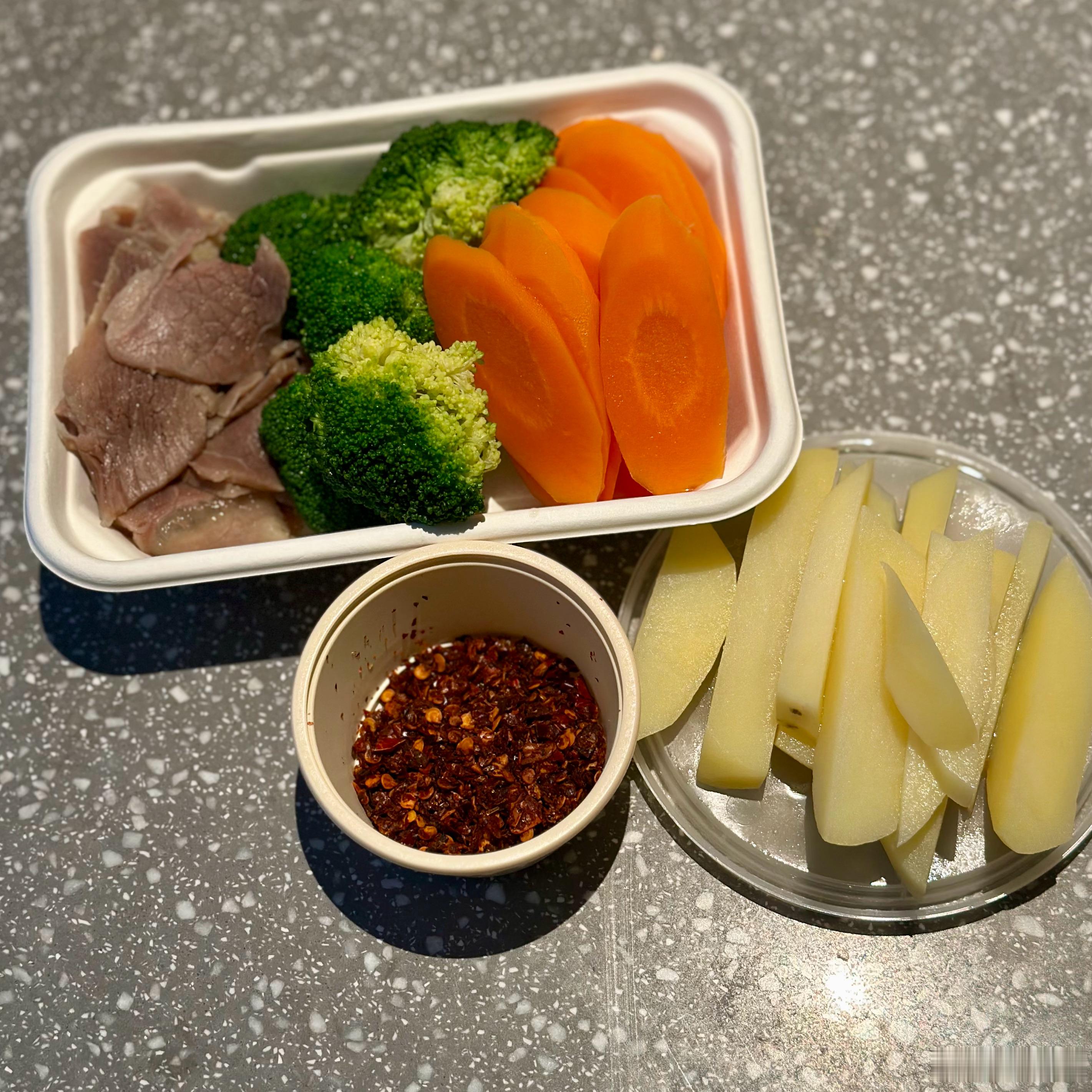 明天准备回成都。今天住到了机场附近，酒店不管晚饭了。我在酒店旁边的小店买了个蘸水
